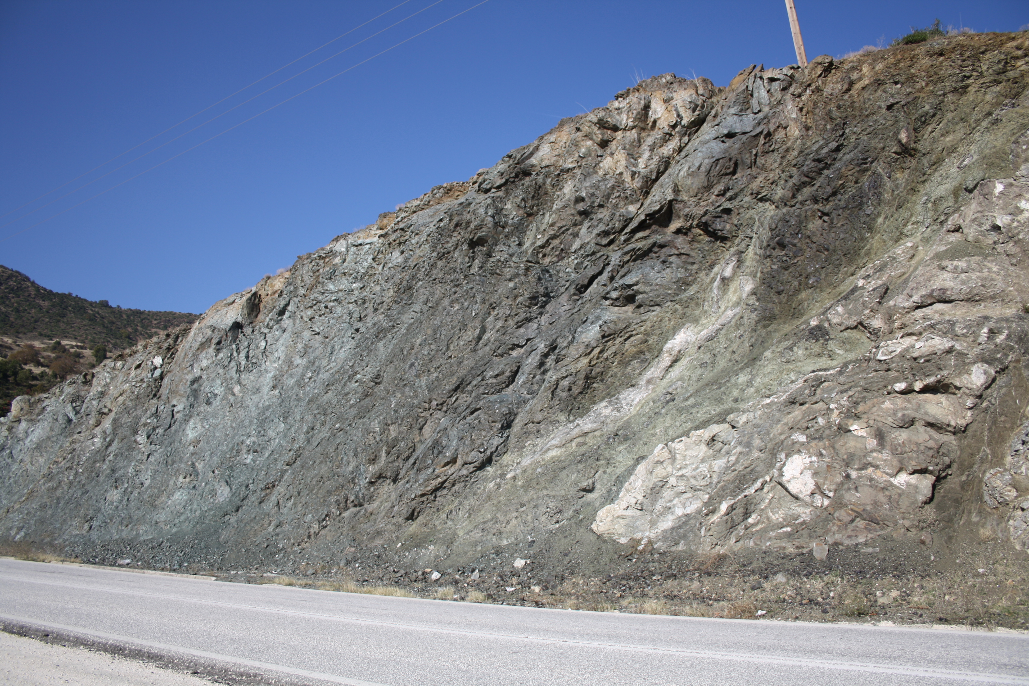 Hydrocarbon and carbon dioxide evolution in mafic and ultramafic rocks